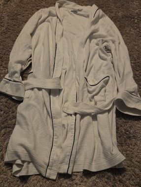 Amazon Essentials Women's White Robe with Black Trim